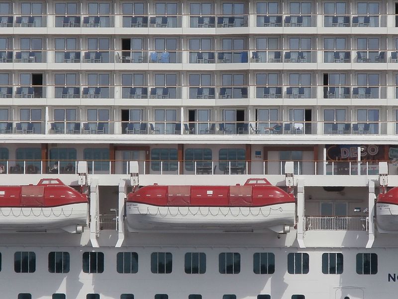 File:Norwegian Getaway Lifeboat 16 Port of Tallinn 28 May 2017.jpg