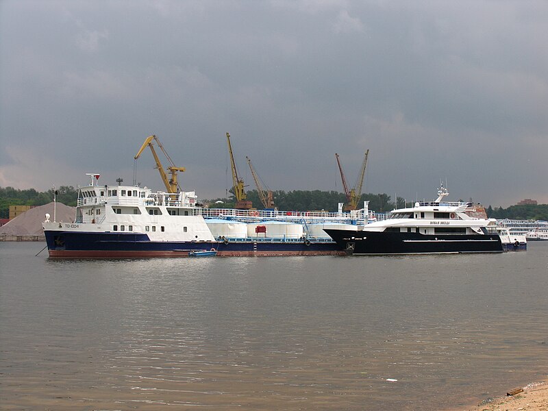 File:Novaya Zvezda on Khimki Reservoir 8-jun-2012 03.JPG