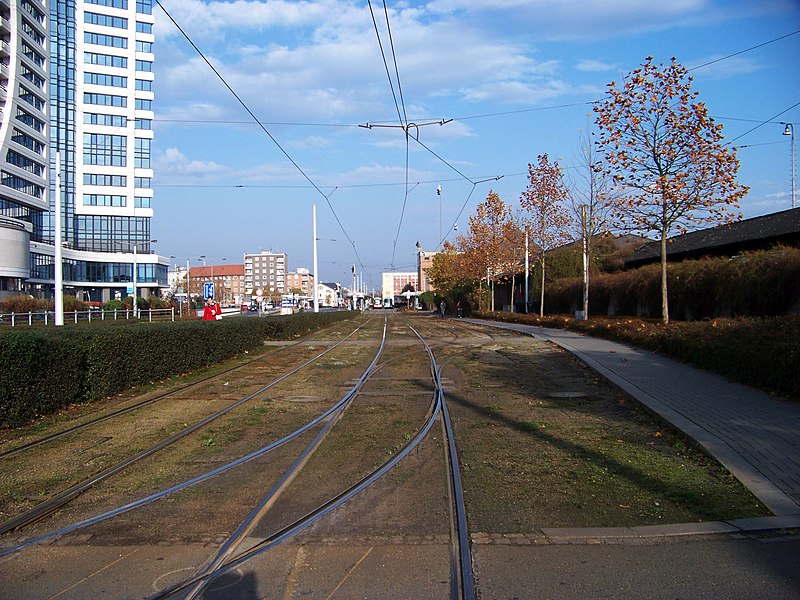 File:Olomouc, Jeremenkova, tramvajová trať s předjízdnou kolejí.jpg