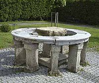 Жертовний камінь (Opferstein) у Марія-Таферль, Австрія. Використовувався стародавніми кельтами для жертвопринесень, зараз розміщується на площі базиліки.