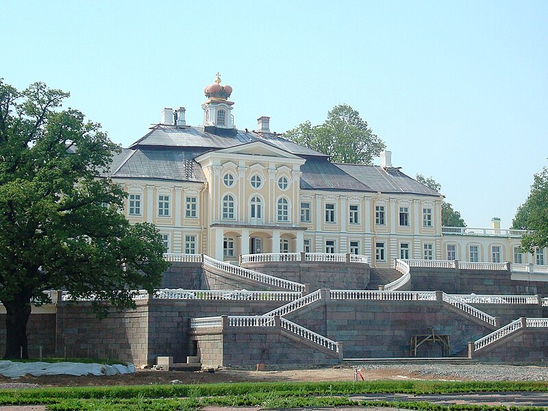 File:Oranienbaum Palace.JPG