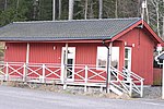 Väntkur i form av hus för färjan från Ornö i Stockholms skärgård till Dalarö. Där finns det även en biljettautomat.