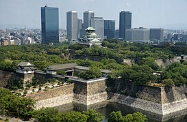 Thành Osaka tọa lạc ở quận Chūō, thành phố Ōsaka, tỉnh Ōsaka. Phía sau là dãy nhà chọc trời thuộc khu kinh tế Osaka Business Park.