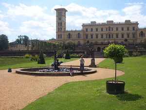 Vista de los jardines y de la fachada principal