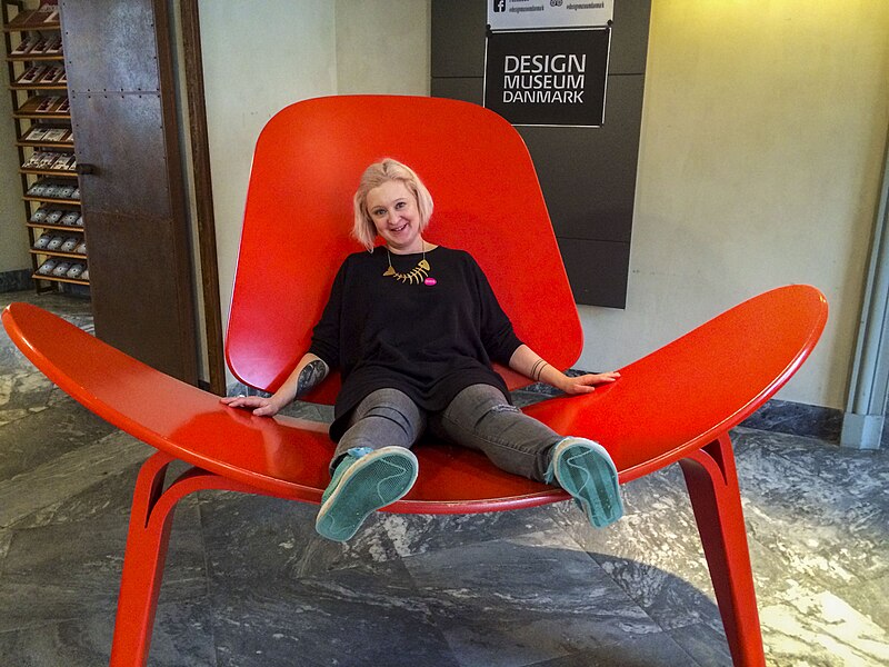 File:Oversized version of the Shell Chair at Designmuseum Danmark.jpg