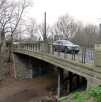 Le pont en 2014, avec l'ancienne ligne de Petite Ceinture en contrebas.