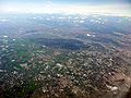 Photo aérienne du pays d'Arles. On distingue au milieu le massif de la Montagnette.