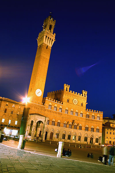 File:Palazzo Pubblico (Siena) di notte.jpg