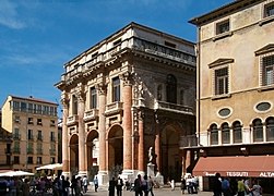 Il Palazzo del Capitanio e, subito a destra, l'inizio della facciata dell'ala ovest del palazzo del Monte di Pietà.