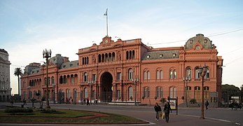 Casa Rosada, sedež predsenika Argentine, je v soseski Monserrat