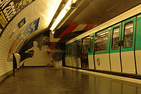 Paris - Entrée en gare du métro à la station Cadet (ligne 7) - 3.jpg