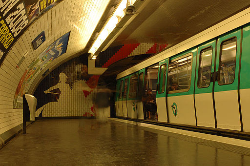 Paris - Entre en gare du mtro  la station Cadet (ligne 7) - 3