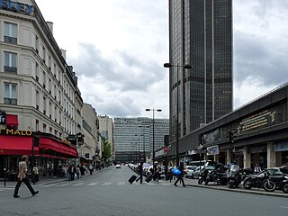 La rue du Départ à Paris, vue du coin de la rue d'Odessa. モンパルナス駅前、オデッサ通りとの角から見るデパール通り。背後にトゥール・モンパルナス