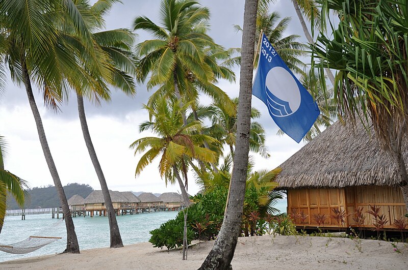 File:Pavillon bleu à Bora Bora.JPG