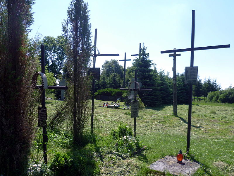 File:Pavlivka Ivanychivskyi Volynska-grave is brotherly Poles-war victims-7.jpg
