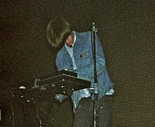 Kember playing as part of Spacemen 3 in 1989 Peter kember.jpg