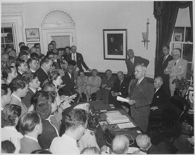 File:Photograph of President Truman in the Oval Office, reading the announcement of Japan's surrender to assembled... - NARA - 199171.jpg