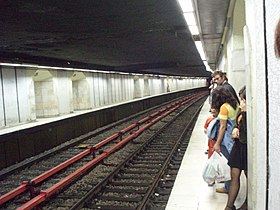 İki yol ve iki çok dar yan platform.