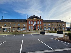 La place Roger Aubry et la mairie