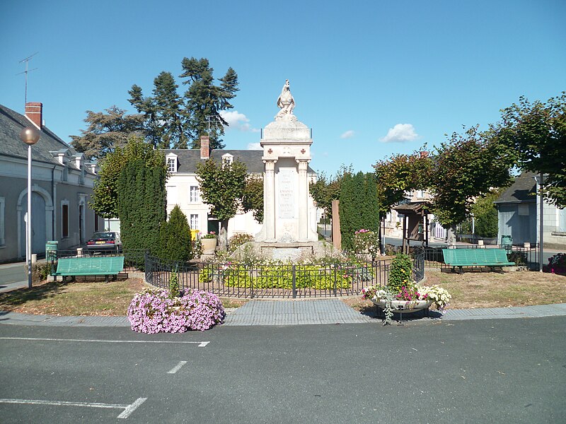 File:Place du Monument aux Morts.JPG