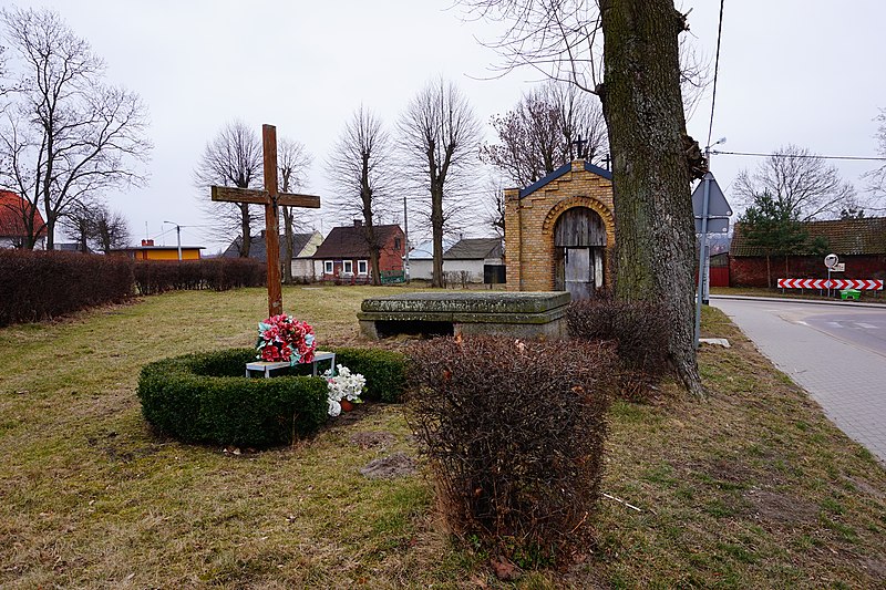 File:Pozostałości starego cmentarza we wsi Juszkowo, pow. gdański. Kaplica cmentarna oraz płyta nagrobna Johanna i Marii Heyer - panoramio.jpg