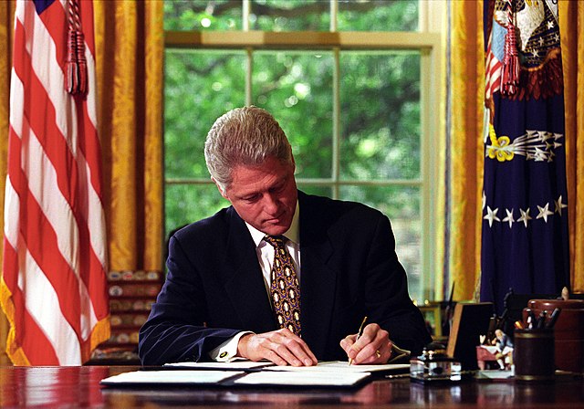 El presidente de los Estados Unidos, Bill Clinton, firma de letras de veto en 1997.