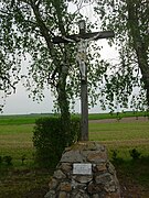 croix de chemin érigée face au monument aux morts.