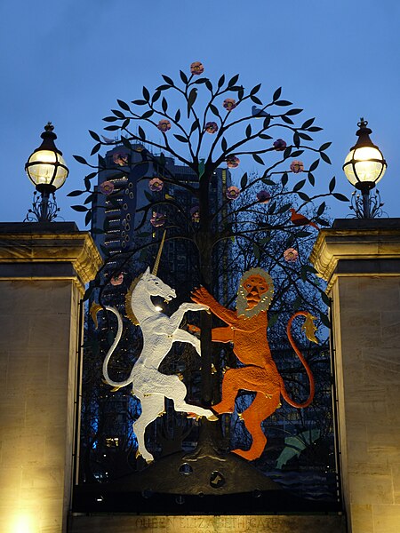 File:Queen Elizabeth Gate, Hyde Park in March 2011.jpg