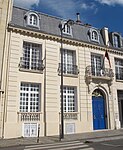 La résidence de l'ambassadeur est située 29 rue de Constantine, dans le 7e arrondissement.