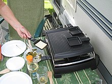 https://upload.wikimedia.org/wikipedia/commons/thumb/e/e4/Raclette1.jpg/220px-Raclette1.jpg