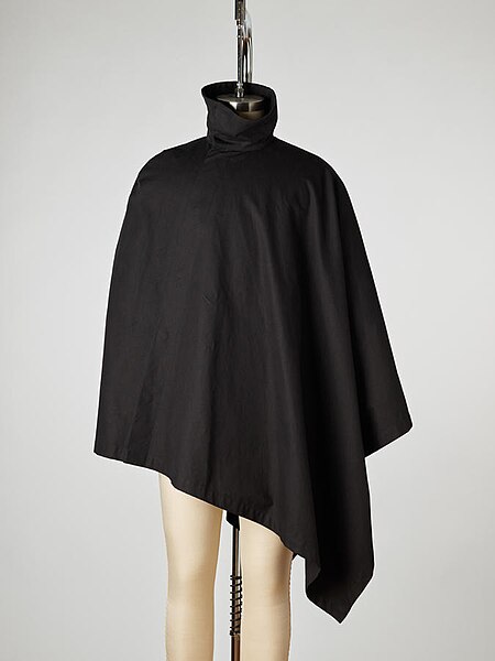 File:Raf Simons black cotton cape for a man, Autumn-Winter 1999-2000 01.jpg