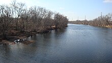 Řeka Raritan z pohledu z Queens Bridge v Bound Brook