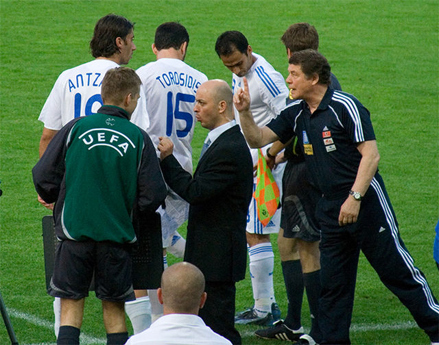 Rehhagel giving instructions to players of the Greece national football team before the changes