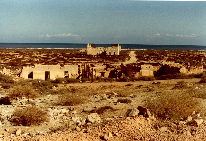 File:Remnands of barracks remind Rommels war path (1986) - panoramio.jpg