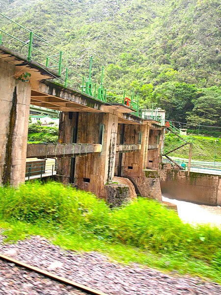 File:Represa sobre el río Urubamba.jpg