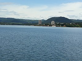Uitzicht op Rifaina vanaf het stuwmeer in de rivier de Rio Grande op de grens met Minas Gerais