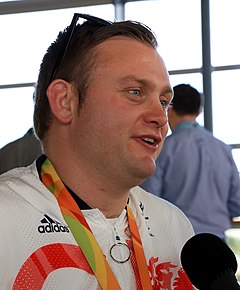 Rob Davies, paralympijský vítěz (oříznutý) .jpg