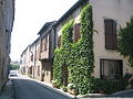 Une rue avec maison à encorbellement