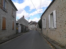 A estrada principal em Noisy-sur-École
