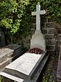 Pierre tombale d'Yves du Manoir, cimetière du Père-Lachaise (19e division).