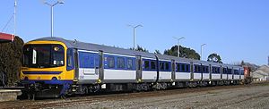 一列運行在奧克蘭的推挽式通勤列車，使用「英國鐵路2型客車」。
