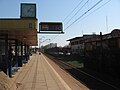 Polski: Przystanek SKM Gdynia Chylonia - zegar oraz paletowa tablica informacyjna (zwana także pragotron) English: SKM train station Gdynia Chylonia