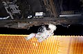 Астронавтът Соичи Ногучи по време на първата си космическа разходка.