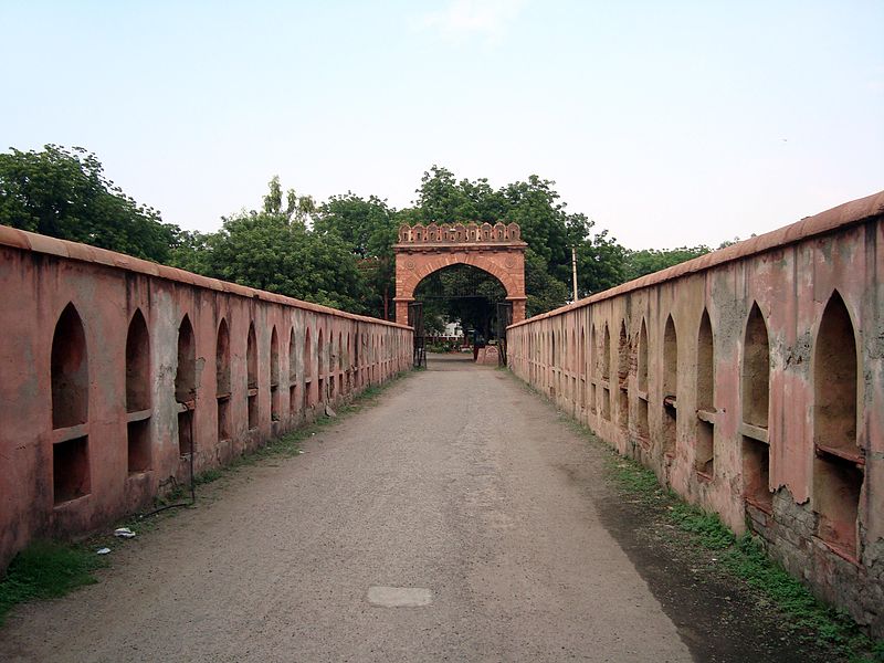File:Salimgarh Fort 002.jpg