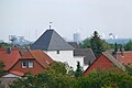 Engerode. Mitte die St.-Marien-Kirche, im Hintergrund das Stahlwerk der Salzgitter AG