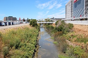 San Tomas Aquino Creek proksime de Stadium.JPG de Levi