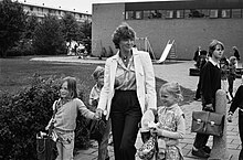 Carolina (right) coming from school, with her mother Irene and her sister Margarita (1981) Scheiding Prinses Irene en Carel Hugo uitgesproken, Irene haalt haar kinderen Margarita, Maria Carolina en Jaime Bernardo, Bestanddeelnr 931-5076.jpg