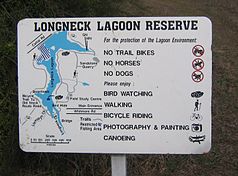 Informationstavle på sløjfen omkring Longneck Lagoon