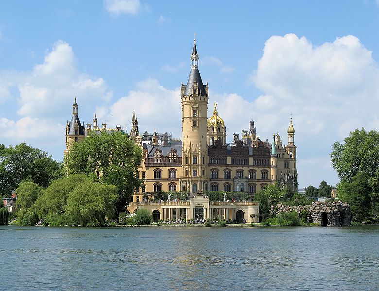 File:Schwerin Bundesgartenschau Schloss 2009-05-24 121.jpg