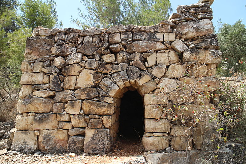 File:Shomera stone-hut on Ein Kerem land - photo Ron Havilio.JPG